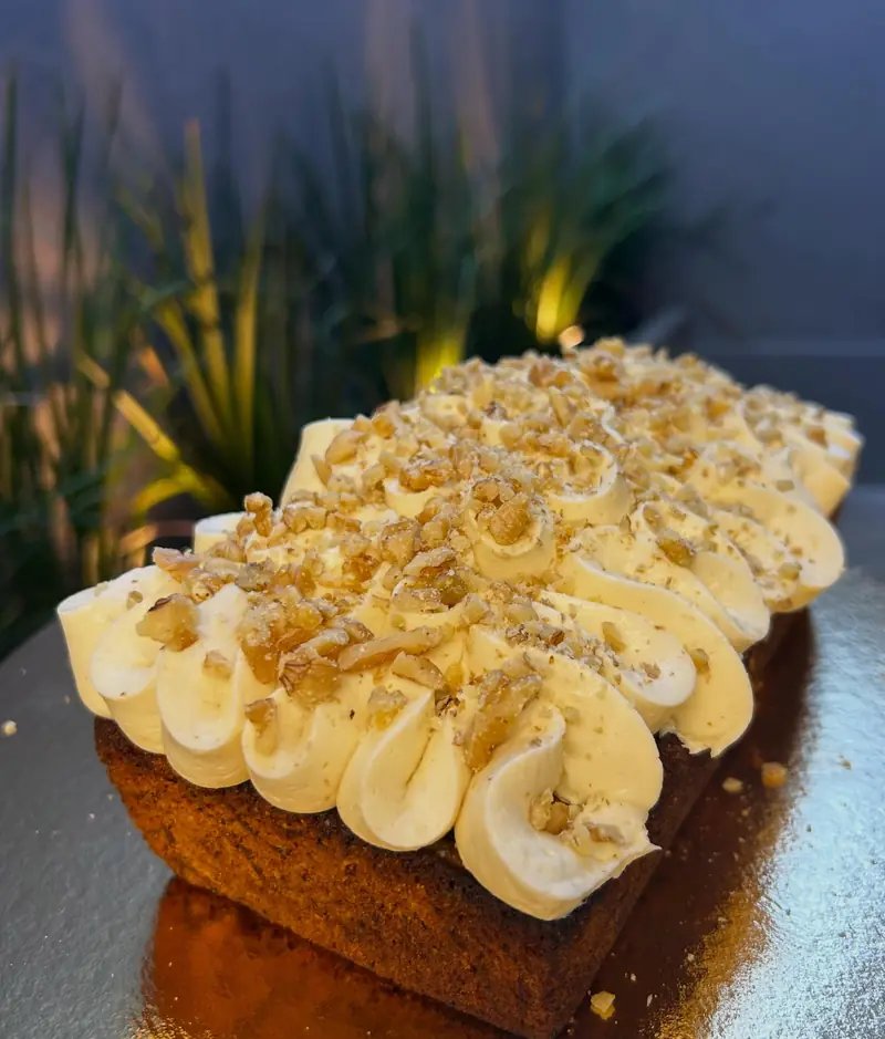 Budín de zanahoria con copos de frosting y nueces picadas