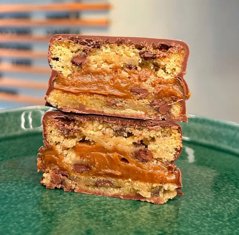 Cookie rellena cortada al medio, con dulce de leche